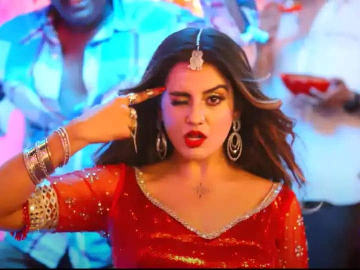 भोजपुरी एक्ट्र्रेस अक्षरा सिंह की बढ़ी मुश्किल, पुलिस ने घर पर चिपकाया इश्तेहार, जानिए क्या है मामला