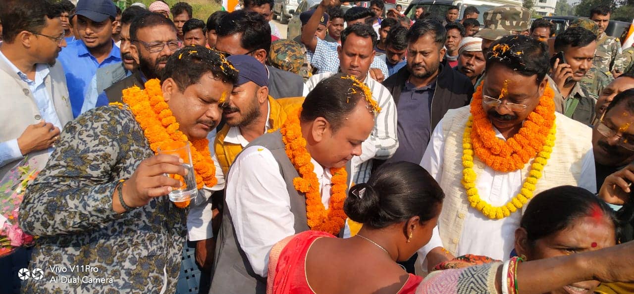 UPDATE:  रांची वापस लौटे कैश कांड के तीनों आरोपी विधायक, एयरपोर्ट पर समर्थकों ने किया भव्य स्वागत