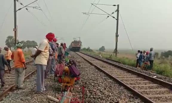 बेगूसराय : टला बड़ा रेल हादसा, क्रेक पटरी सूचना पर ट्रैक मैन ने लाल झंडी दिखाकर रोका ट्रेन