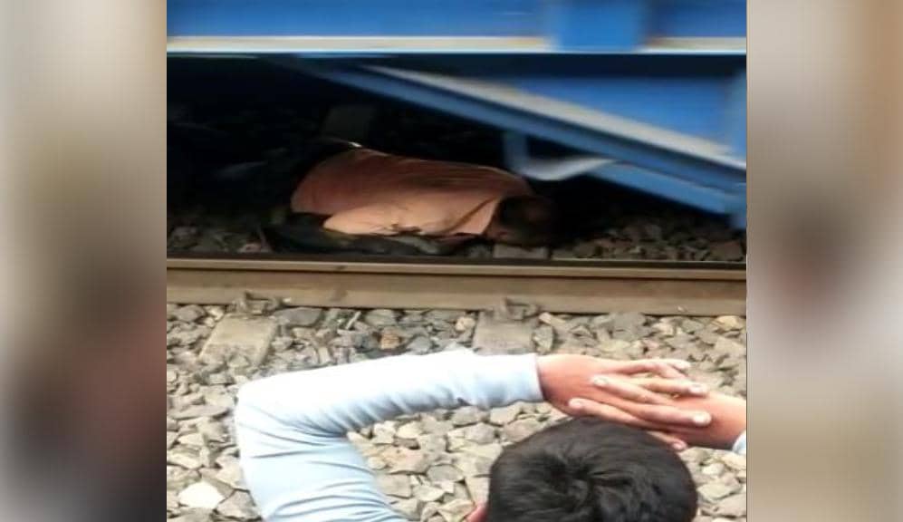 ‘जाको राखे साइयां मार सके न कोई’ ऊपर से गुजर गई ट्रेन, फिर भी नहीं हुआ व्यक्ति को कोई नुकसान  