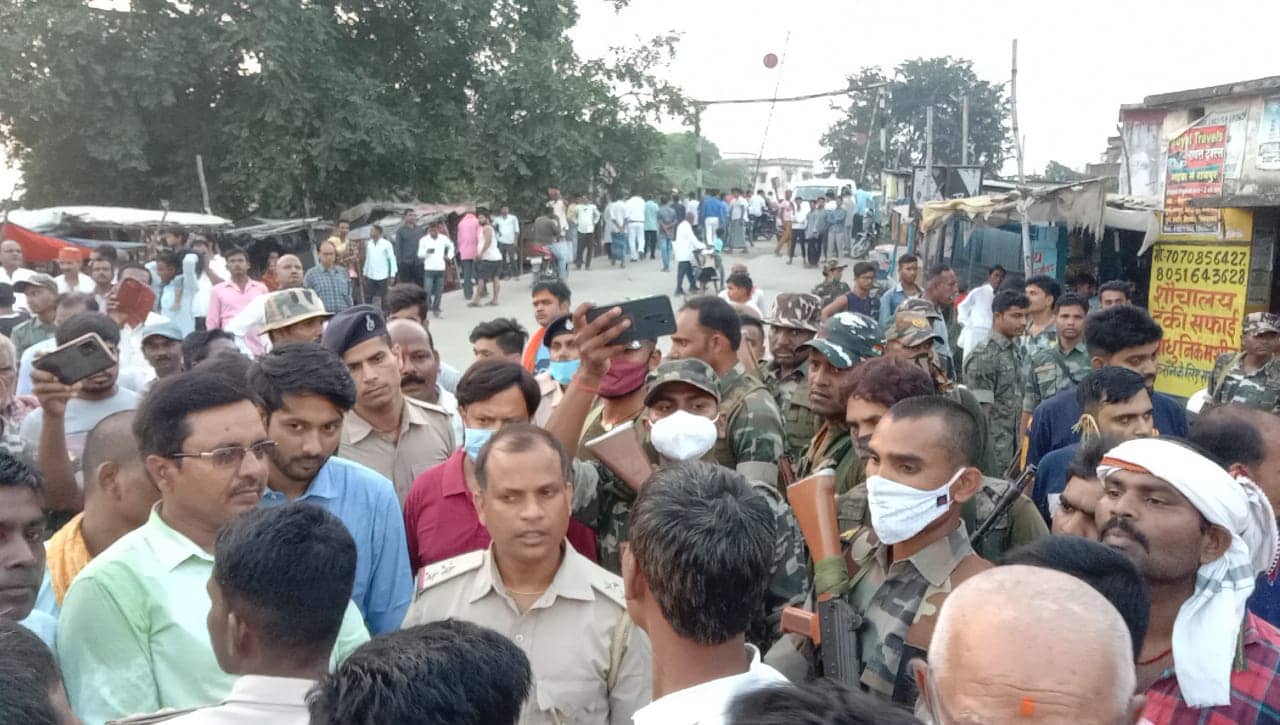 दुर्गा पूजा के विसर्जन जुलूस में बकझक