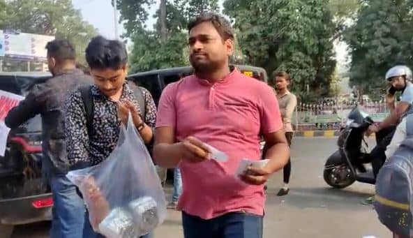 PU Student Union Election: वोटरों को लुभाने में जुटे छात्र नेता, बिरयानी बांटकर मांग रहे वोट 