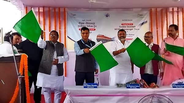 गोड्डा को मिली नयी ट्रेन की सौगात, निशिकांत दुबे ने दिखाई हरी झंडी, 1932 पर क्या कहा जानिए