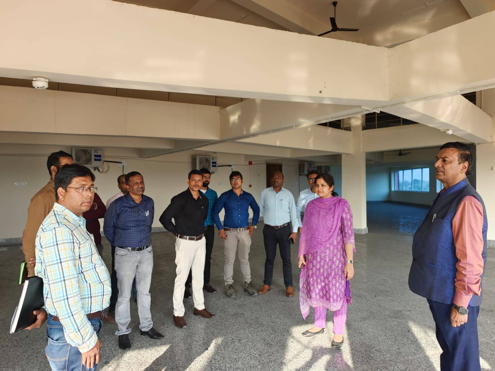 रामगढ़: राज्य स्थापना दिवस को लेकर उपायुक्त ने टाउन हॉल का किया निरीक्षण, अधिकारियों को दिए कई निर्देश  