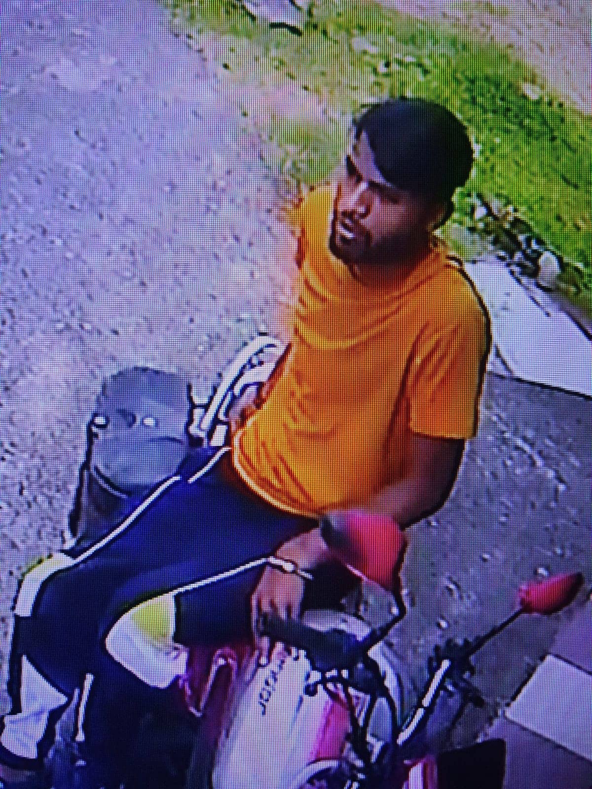 बाइक चोरी की घटना सीसीटीवी में कैद,  चोर की जानकारी देने पर मिलेगा इनाम