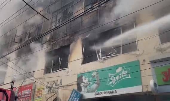 बिहार : पटना के एक बिल्डिंग में लगी भीषण आग, फायर ब्रिगेड की सात गाड़ियां मौजूद