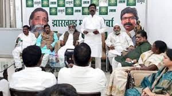 झारखंड में फिर एक बार गरमाई सियासत, सीएम आवास में बुलाई गई आपात बैठक