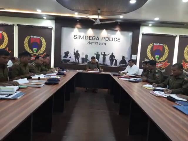 सिमडेगा एसपी ने सभी थाना प्रभारियों के साथ की क्राइम मीटिंग, जांच में तेजी लाने का दिया निर्देश