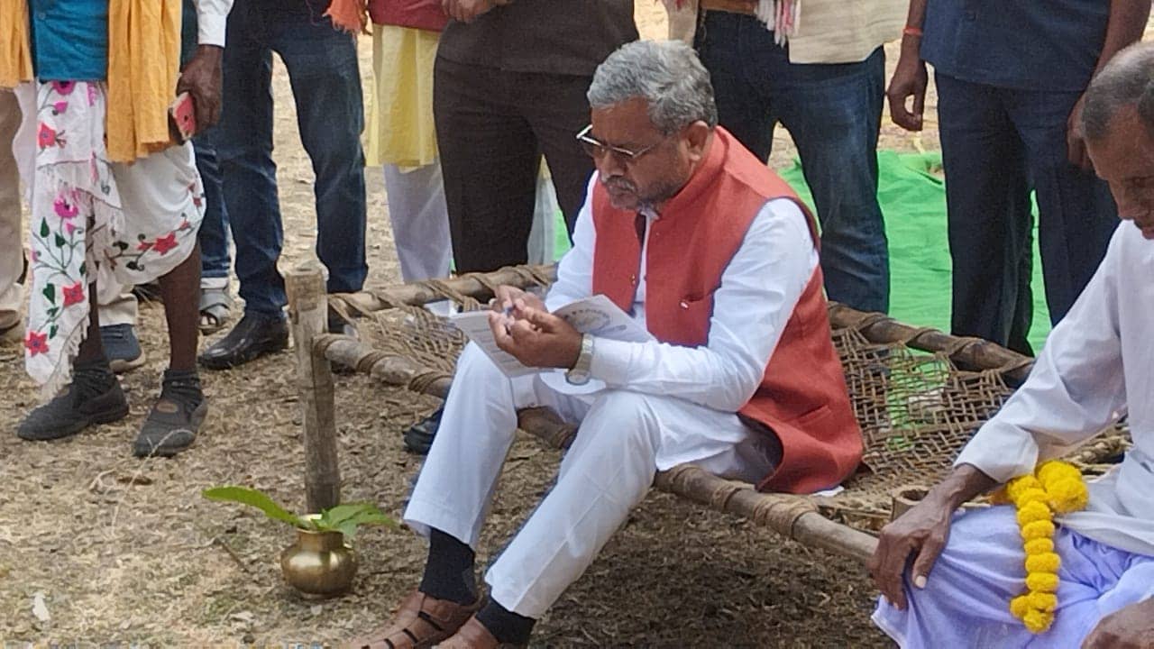 दुमका: रैयतों के बुलाने पर शिकारीपाड़ा पहुंचे बाबूलाल मरांडी, समस्याओं को लेकर लड़ाई लड़ने का दिया भरोसा