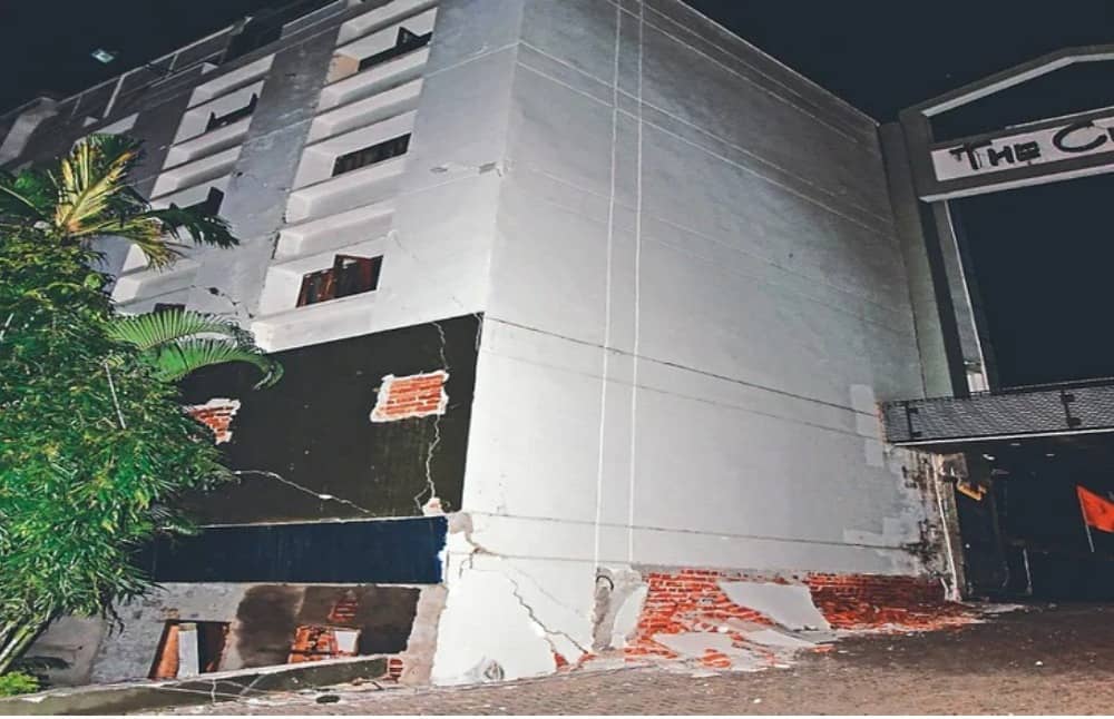 जमशेदपुर : अचानक बिल्डिंग के धंसने से मची भगदड़, कौशल विकास केंद्र में आयी दरार, 150 छात्रों को निकाला बाहर