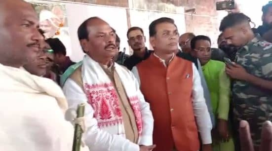 कमलदेव गिरी हत्याकांड: परिवार वालों से मिलने पहुंचे पूर्व सीएम रघुवर दास, सीबीआई जांच का दिया भरोसा   