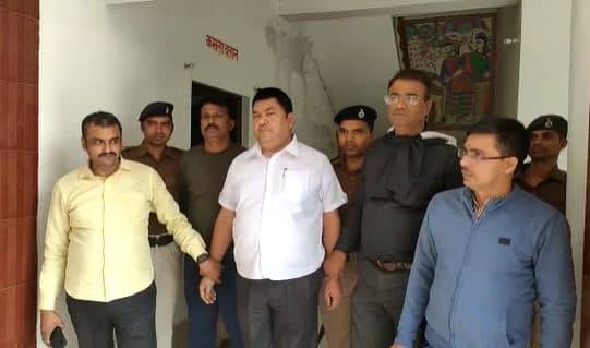 सीतामढ़ी : दो लाख रुपए घूस लेते विजलेंस ने ड्रग इंस्पेक्टर को दबोचा, जांच के नाम पर मांग रहे थे घूस 