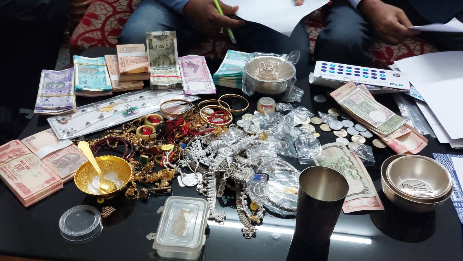 बिहार : ड्रग इंस्पेक्टर नवीन कुमार के ठिकानों पर छापेमारी, सोने का कटोरा, चांदी का गिलास और नगद बरामद 