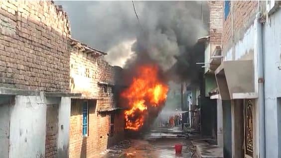 भागलपुर : अवैध किरोसीन ड्रम में लगी भीषण आग,आस पास के घर क्षतिग्रस्त 