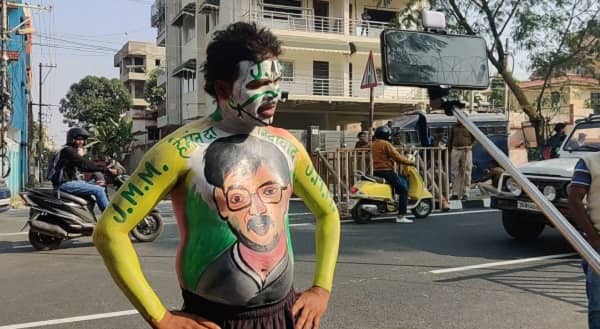 सीएम हेमंत सोरेन का जबरा फैन पहुंचा ED दफ्तर, पूरे शरीर पर करा रखा था पेंट