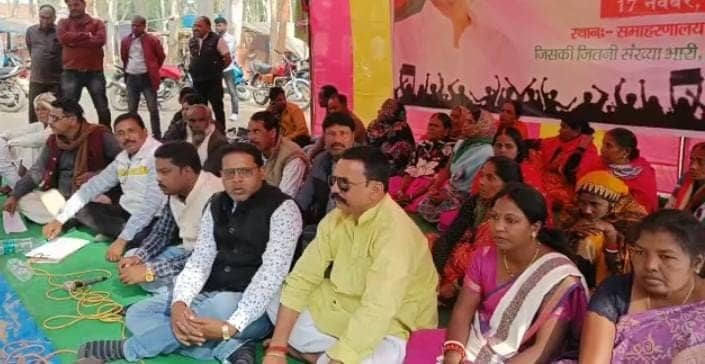 लोहरदगा : मुख्यालय के समक्ष आजसू पार्टी का धरना प्रदर्शन, राज्य सरकार पर लगाया पिछड़ों का हक मारने का आरोप