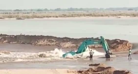 रोहतास : सोन नदी के धारा को रोककर जबरन कृत्रिम बांध बनाना पड़ा भारी, पानी के साथ बह गई दो पोकलेन मशीनें