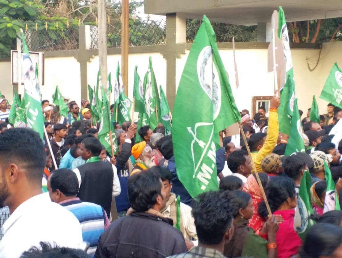 आर-पार की लड़ाई के लिए तैयार झामुमो कार्यकर्ता, कहा- भाजपा जब तक साजिश बंद नहीं करती तब तक रांची में गाड़ेंगे खूंटा