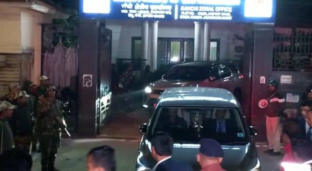 बिग अपडेट : ईडी की 9 घंटे की लंबी पूछताछ के बाद सीधे पिता शिबू सोरेन से मिलने पहुंचे सीएम हेमंत