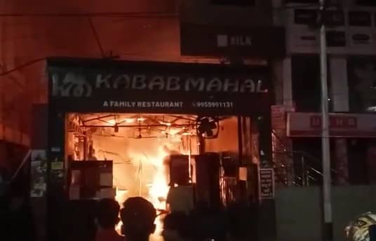 पटना में देर रात होटल में लगी आग, लाखों की संपत्ति का नुकसान 