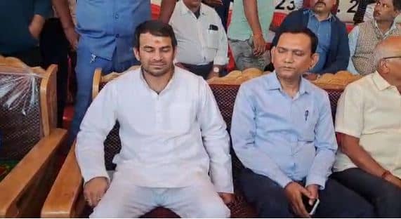 तेजप्रताप यादव का निराला अंदाज, नौका दौड़ का उद्घाटन करने पहुंचे तेजप्रताप खुद ही करने लगे नाव की सवारी