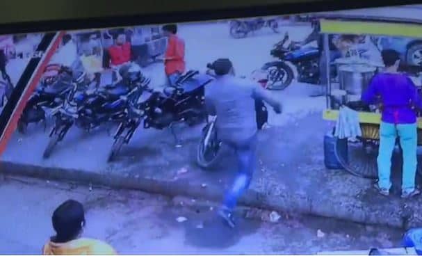 बेगूसराय : बैंक से रुपया निकालकर जा रहे फौजी से 2 लाख की छिनतई, घटना CCTV में कैद