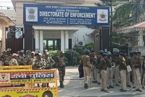 CM हेमंत के जवाब के बाद अधिकारियों की बढ़ी मुश्किलें, कई पर गिर सकती है ED की गाज