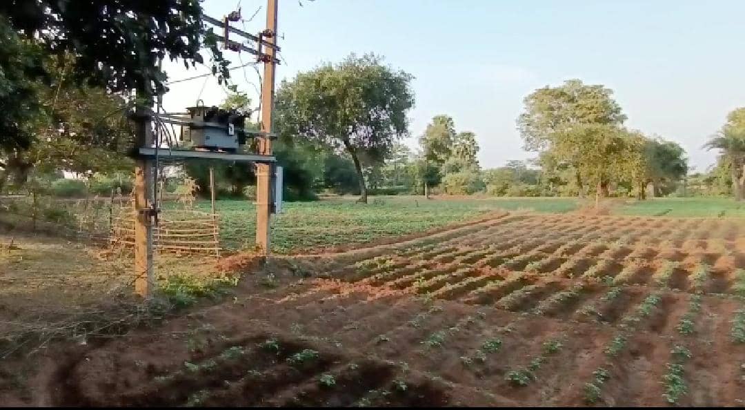 दुमका: कई आवेदन के बाद भी नहीं बदला जा सका 4 महीने से खराब ट्रांसफार्मर, ग्रामीण परेशान