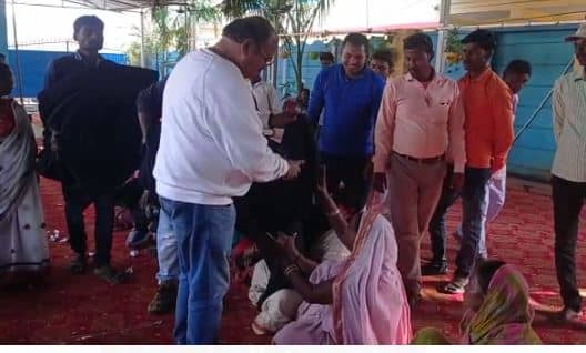 जामताड़ा : नगर पंचायत चुनाव की आहट के बाद नेताओं के घर पार्टी शुरू, ग्रामीणों को खिलाई खाना और बांटे कपड़े