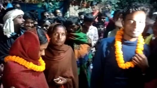 पति पत्नी के बीच आया पत्नी का पहला आशिक,गांव के लोगों ने करा दी शादी  