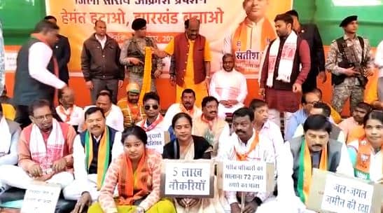 भाजपा की जन आक्रोश रैली में बाबूलाल ने कहा  बालू नजदीकी थाना  में पैसा देकर मांगे,नहीं देने पर वहीं धरणे पर बैठ जाएं