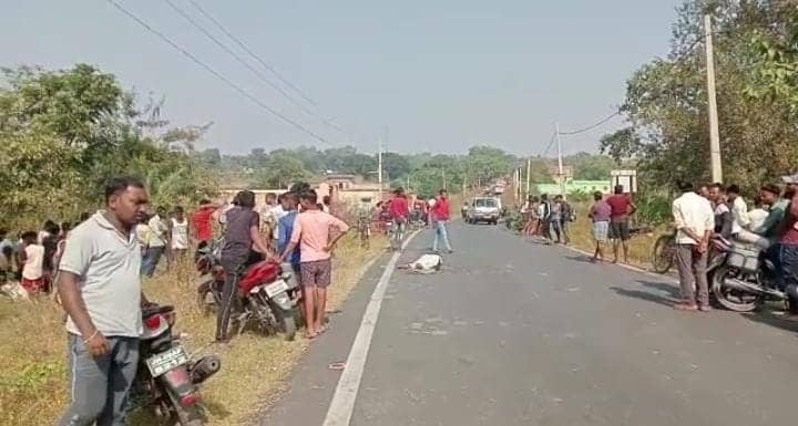 अवैध बालू लदे ट्रैक्टर और बाइक के बीच जोरदार टक्कर, बाइक सवार की मौके पर मौत