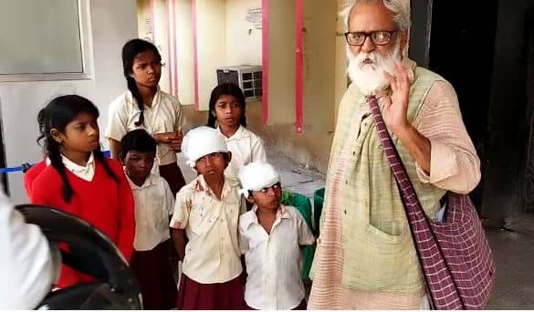 बच्चों को ले जा रहा स्कूल बस पलटा, एक दर्जन से अधिक बच्चे घायल  