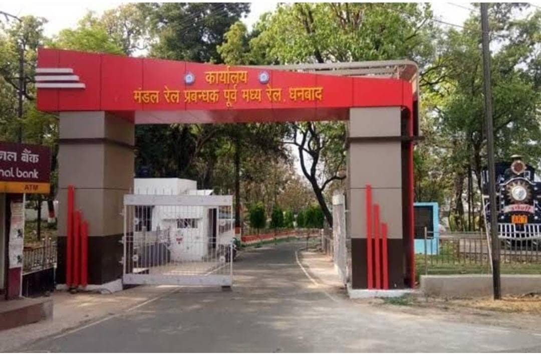 धनबाद के गरीब रेल यात्रियों पर रेलवे की कैसे चल रही निर्मम कैची, जानिए पूरा विवरण 