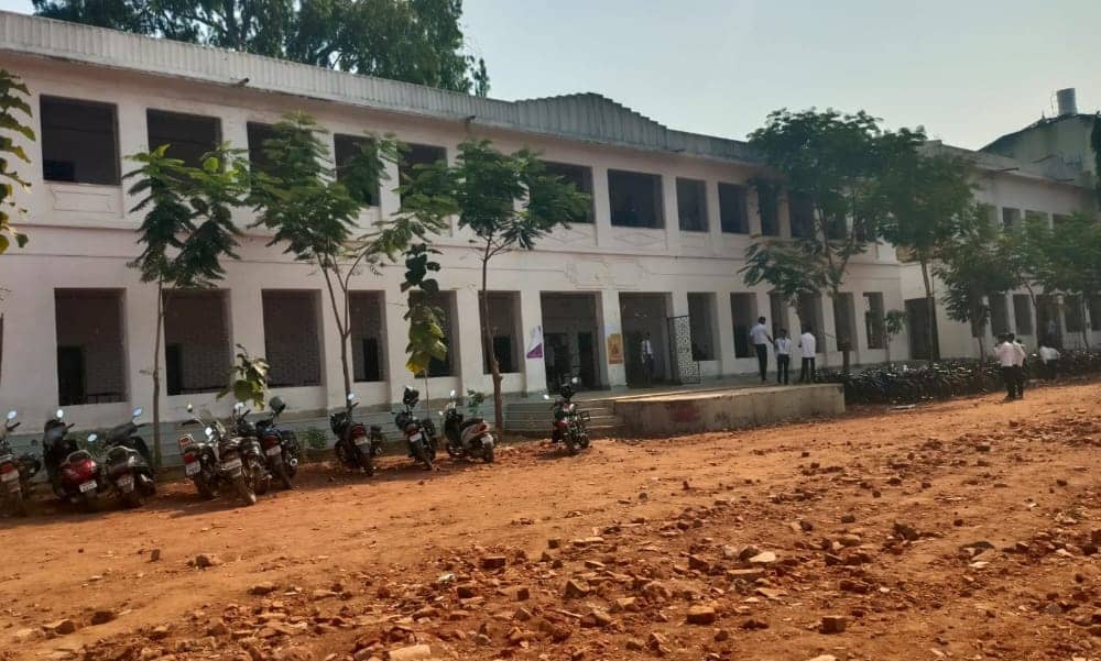 देवघर: कैसे मिलेगी बच्चों को गुणवत्तापूर्ण शिक्षा, 11 स्कूलों में बच्चों को पढ़ाने के लिए नहीं हैं एक भी शिक्षक