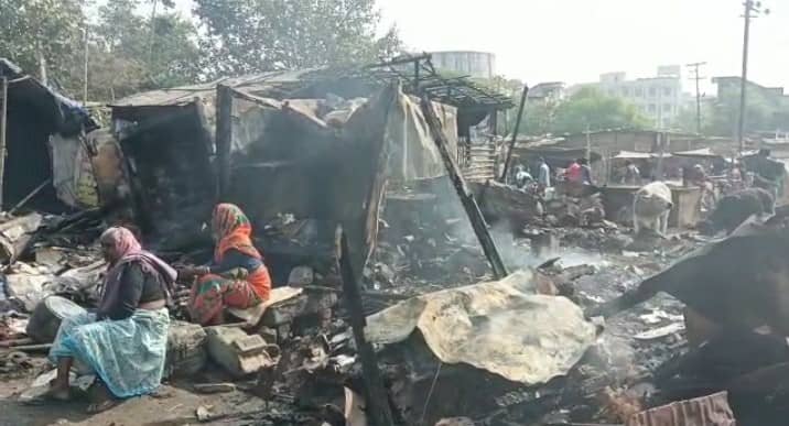 धनबाद के सब्जी मार्केट में लगी आग, दो दर्जन से अधिक दुकानें जलकर खाक