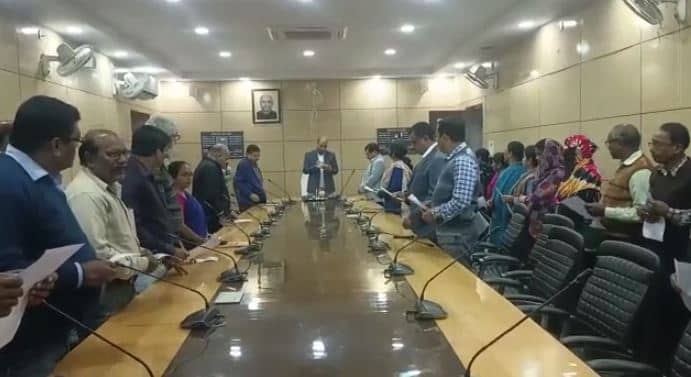 धनबाद: उपायुक्त संदीप सिंह ने सभी अधिकारियों को दिलाई संविधान की शपथ, संविधान के प्रस्तावना का किया गया पाठ