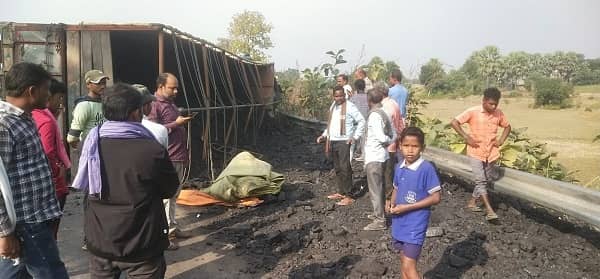 दुमका : कोयला लोड ट्रक अनियंत्रित होकर हाइवे पर पलटा, कोई हताहत नहीं