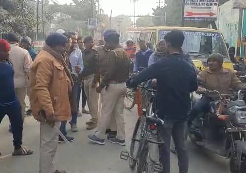 पुलिस की दबंगई, बीच सड़क युवक की लात घूसों से की पिटाई, वीडियो वायरल  