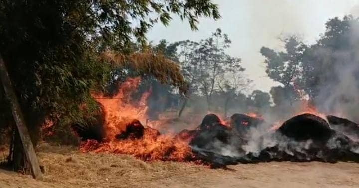 BREAKING ! लोहरदगा : खेल-खेल में बच्चों ने हजारों रुपए के पुआल में लगाई आग, क्षेत्र में अफरा-तफरी