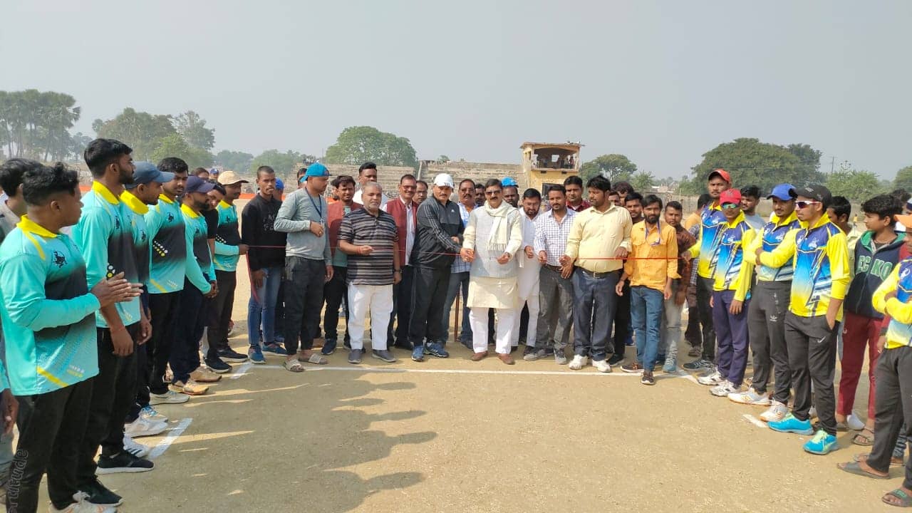 टीम सूर्या के बैनर तले हुसैनाबाद में हुई एचपीएल की शुरुआत, हैदरनगर ब्लास्टर और डाल्टनगंज दबंग के बीच हुआ पहला मैच