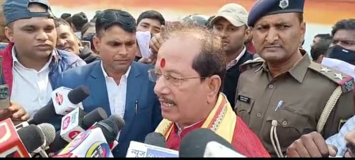 छात्रों के साथ धरने पर बैठे नेता प्रतिपक्ष विजय सिन्हा, जानिए पूरा मामला  