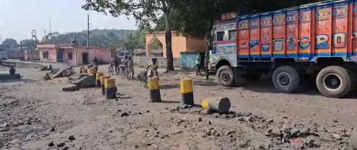 ईसीएल के एसपी माइंस चितरा कोलियरी में ट्रांसपोर्टिंग बंद होने से सरकार को हो रही लाखों रुपए राजस्व की हानि, जानिए हड़ताल पर क्यों हैं ट्रांसपोर्टर 