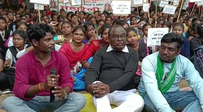 छात्रहित के लिए आंदोलन पर उतरे विधायक लोबिन हेंब्रम, कहा- अपनी ही सरकार में नहीं सुनी जा रही बात