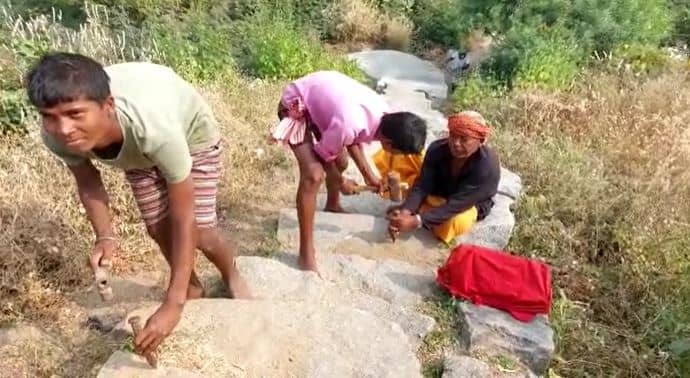 भगवान की भक्ति में भक्त ने काट डाला 1500 सौ फीट ऊंचा पहाड़, छेनी हथौड़ी से काटकर मंदिर जाने के लिए बनाया रास्ता