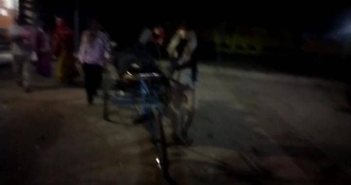 शर्मनाक :  ठेले पर राज्य की स्वास्थ्य व्यवस्था ! अस्पताल का एम्बुलेंस देने से इनकार, लाचार गरीब परिजन  ठेले पर ले गया लाश