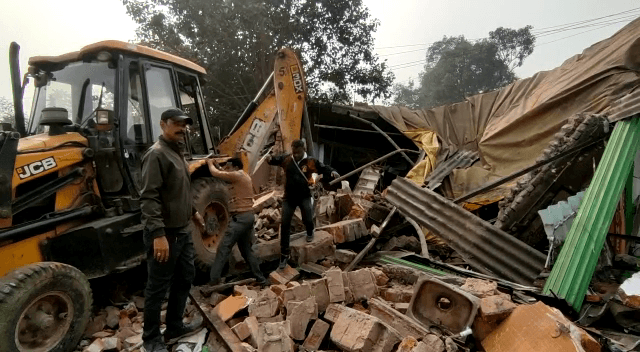 टाटानगर रेलवे स्टेशन के पास भोजनालयों पर चला बुलडोजर, सरकार की जमीन पर किया गया था अवैध निर्माण 