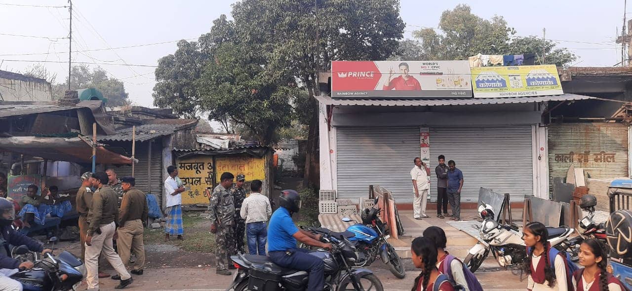 धनबाद : कतरास में दिनदहाड़े दुकान में फायरिंग, बाल- बाल बची दुकानदार की जान, जानिए पूरा डिटेल्स  