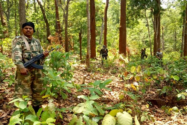 चाईबासा : नक्सलियों की टोह में सारंडा कोल्हान की जंगल खंगाल रही पुलिस, सर्च अभियान हुआ तेज