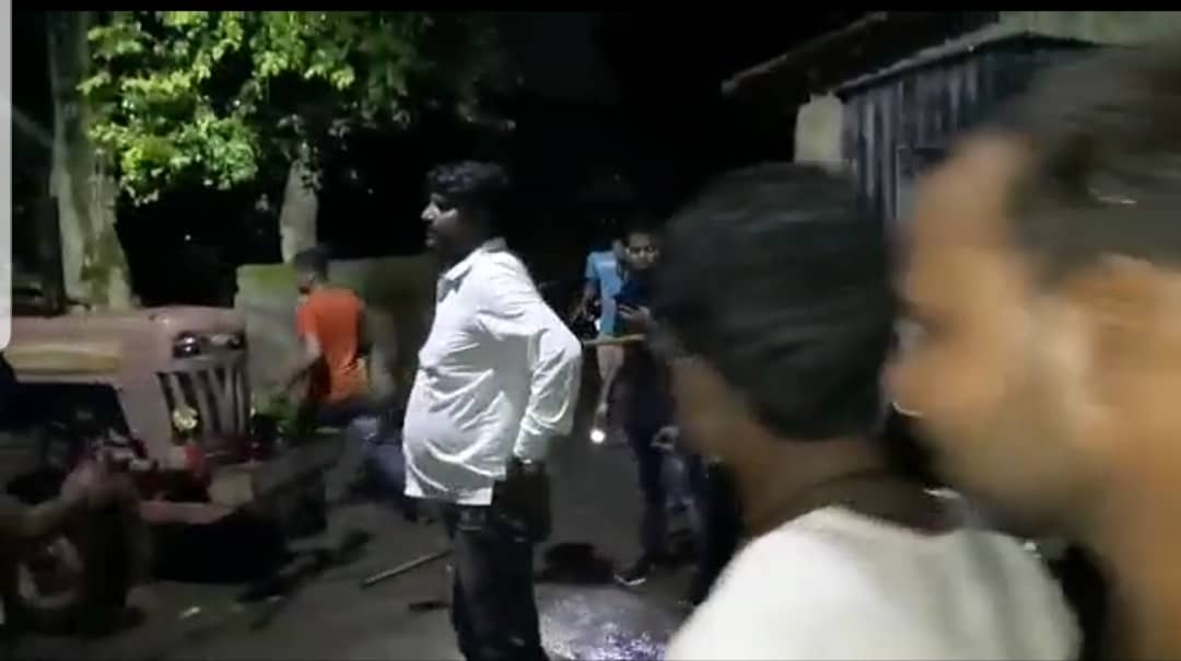 झामुमो नेता की दादागिरी जबरन  छुड़ा ले गया अवैध लोहा लदा ट्रैक्टर ..मुँह ताकती रह गई पुलिस